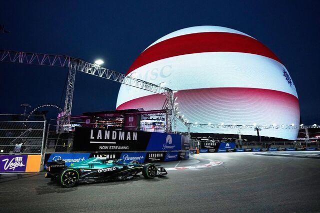 Alonso, frente a la Sphere.