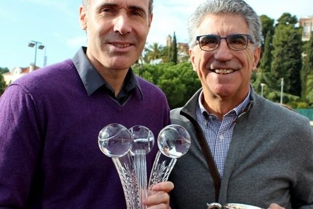 Corretja, con el trofeo de maestro, al lado de Orantes.