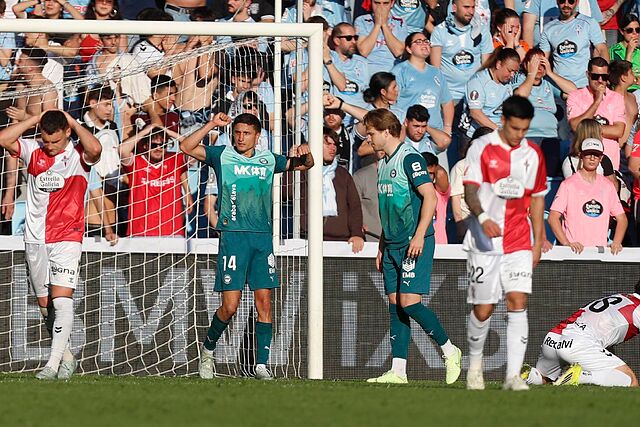 Los jugadores del Celta se lamentan durante el encuentro ante el Alav�s.