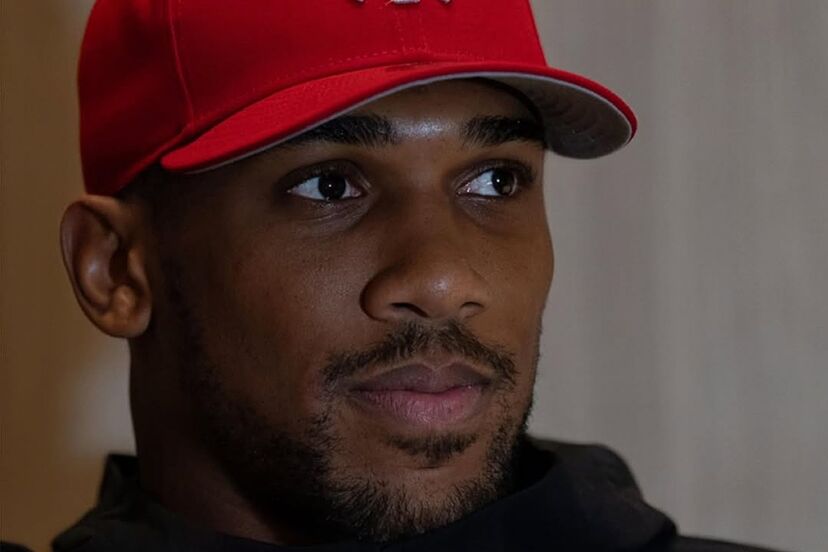 Anthony Joshua was seen deeply affected as he arrived at the mosque for the  funeral of two close friends | Marca