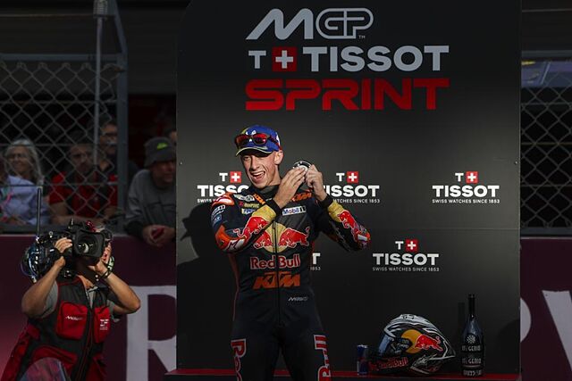 Pedro Acosta, en el podio del Sprint.