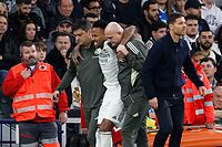 Militao pasa por detr�s de Xabi Alonso tras sufrir la primera de sus dos lesiones graves esta temporada.