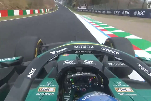 Alonso suelta la mano del volante por las vibraciones.