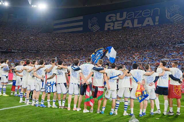 Los futbolistas de la Real celebran con su afici�n la victoria en la final del s�bado.