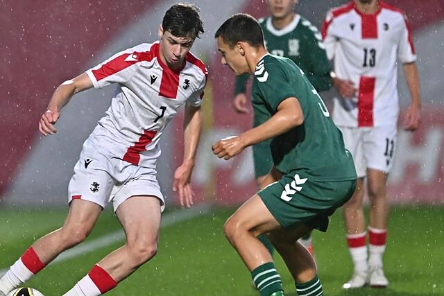 Tornike Kvaratskhelia (16),  en un partido con las inferiores de Georgia.