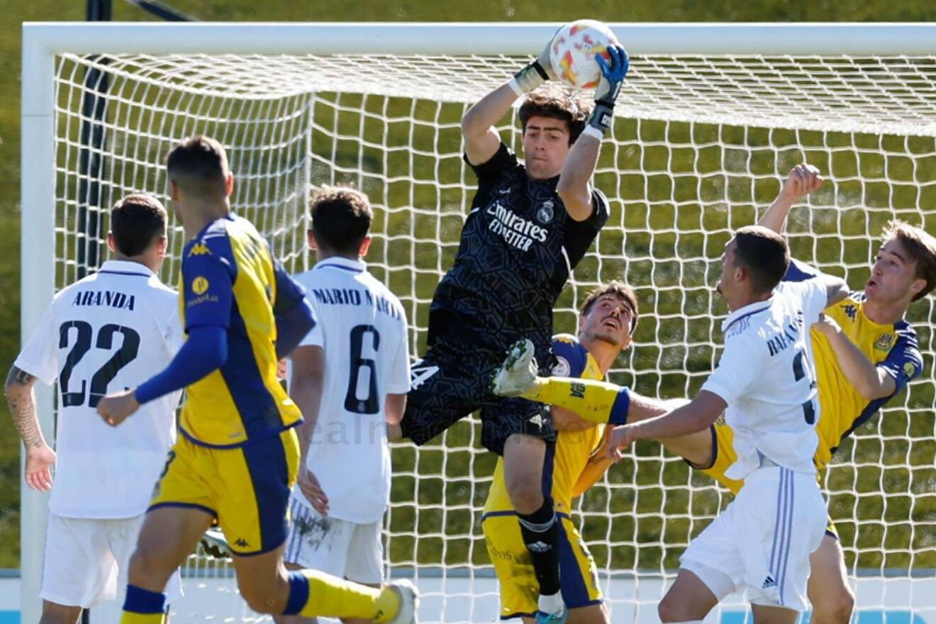 Mario de Luis atrapa el bal�n durante el partido del Castilla ante el...