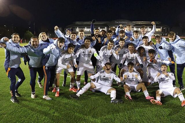 El Real Madrid juvenil celebrando la victoria ante el Olympiacos en la Youth League.