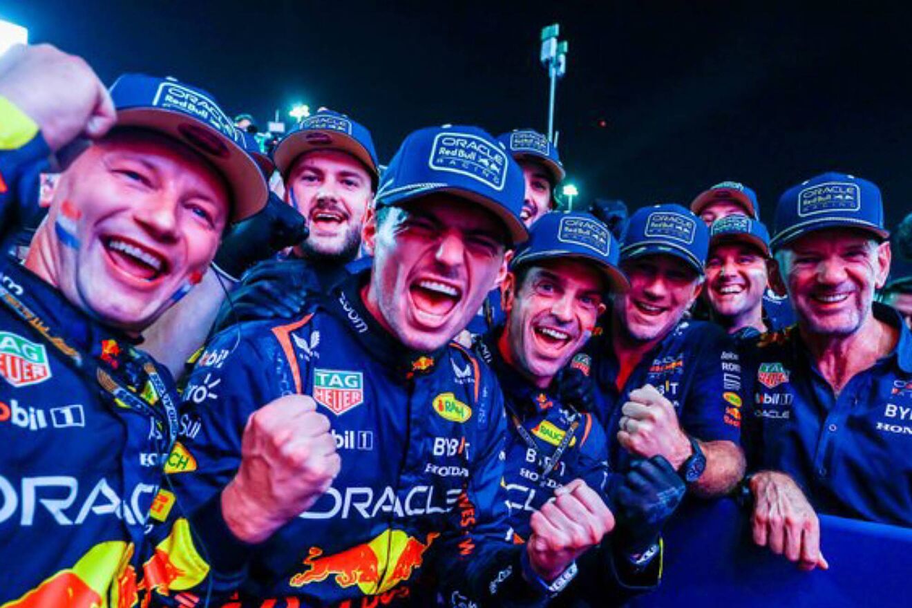 Verstappen, junto a sus mec�nicos y a Newey, en la celebraci�n del...