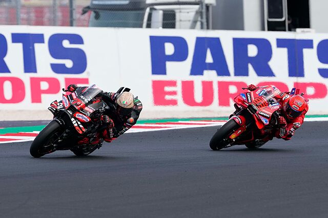 Marco Bezzecchi y Marc M�rquez en la 'sprint' de San Marino.