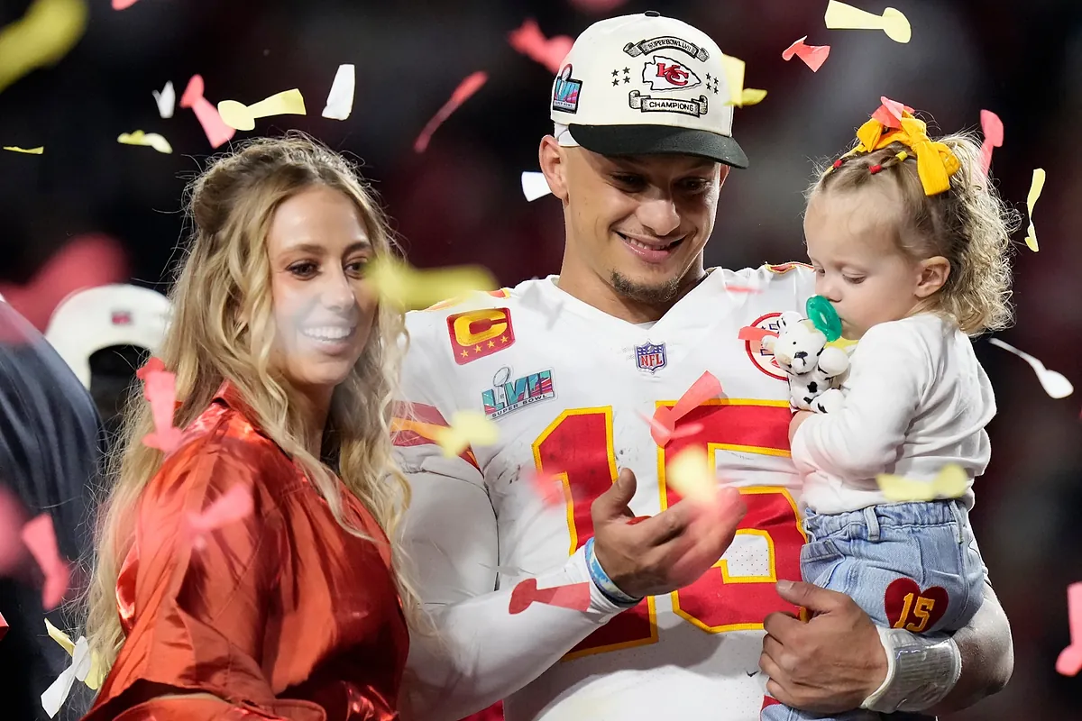 Patrick and Brittany Mahomes' adorable family Halloween costumes light up  social media | Marca