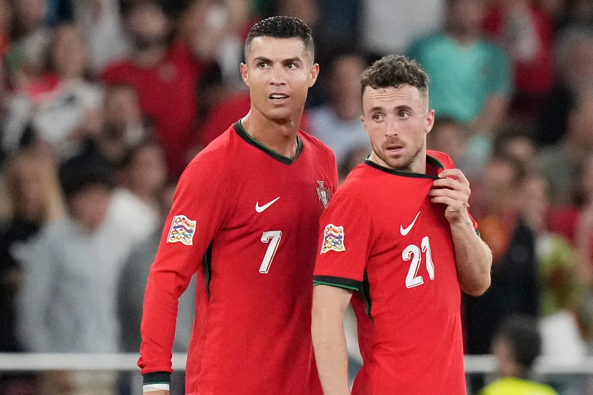 Cristiano Ronaldo surprises the Portuguese national team and Jota's family with a personalized gift after their Nations League victory