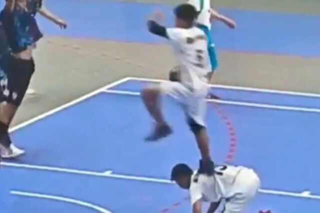 Momento del golazo de un joven jugador de Honduras.