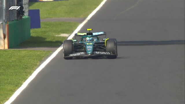 Alonso, con el coche desequilibrado tras la rotura.