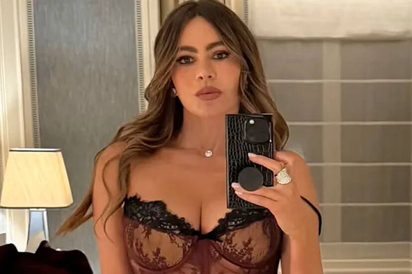 Sofia Vergara wears a sheer lace corset that takes her fans' breath away |  Marca