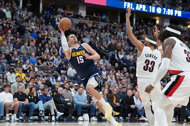 Nikola Jokic lanza en posici�n acrob�tica en el partido ante los Blazers.