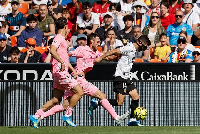 �scar Mingueza trata de frenar el avance de Jos� Luis Gay�, ante Javi Rodr�guez.