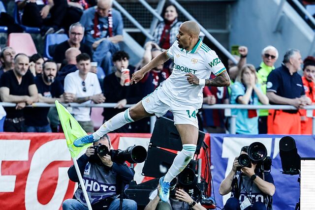 Malen celebra el 1-0 ante el Bolonia.