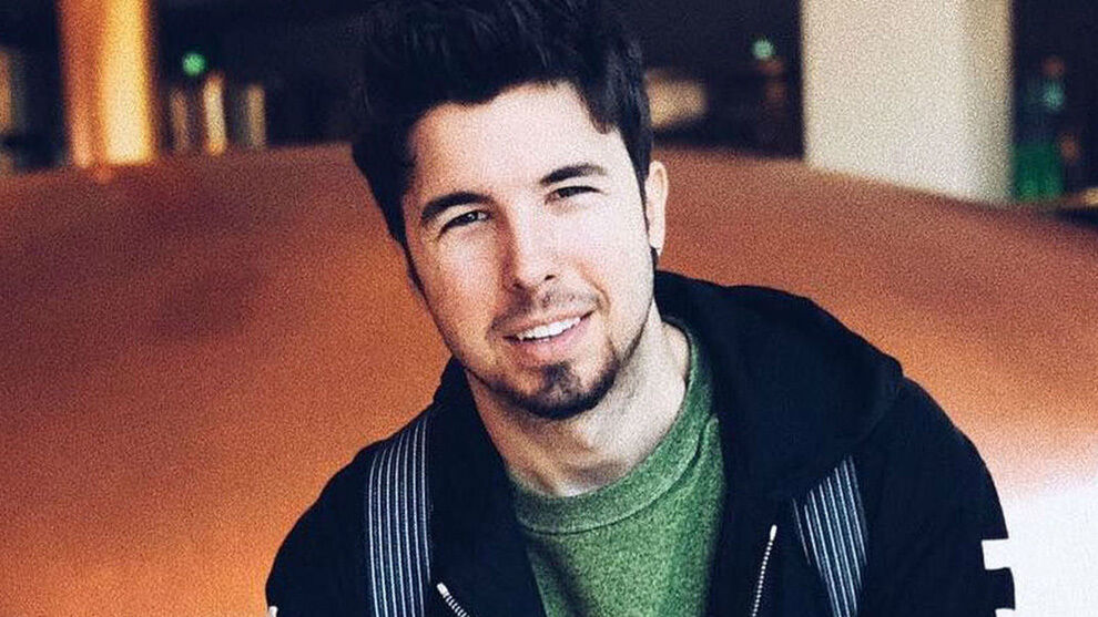 Willyrex looking at the camera