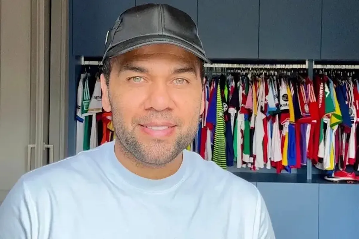 Dani Alves buys a club in Portugal and 'signs' himself to play for six months