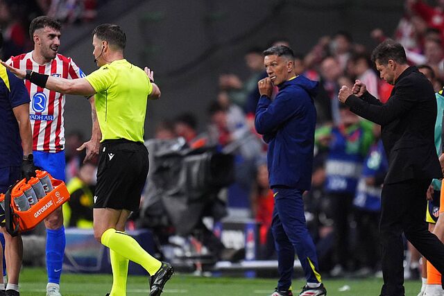 En Inglaterra lloran el "robo" al Arsenal y se ceban con Simeone: "El �rbitro cedi� a su drama"