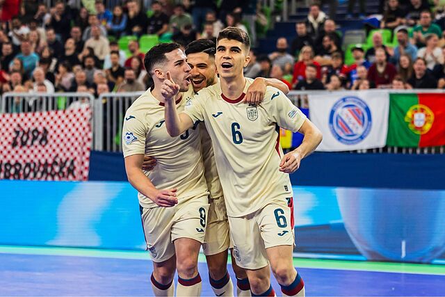 Pablo Ram�rez, Cort�s y Antonio P�rez celebran un gol ante Portugal en la final de la Eurocopa