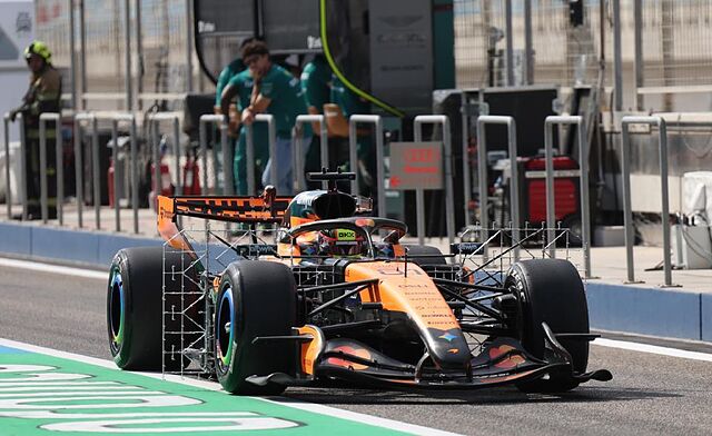 Piastri sale del box con el nuevo McLaren MCL40.