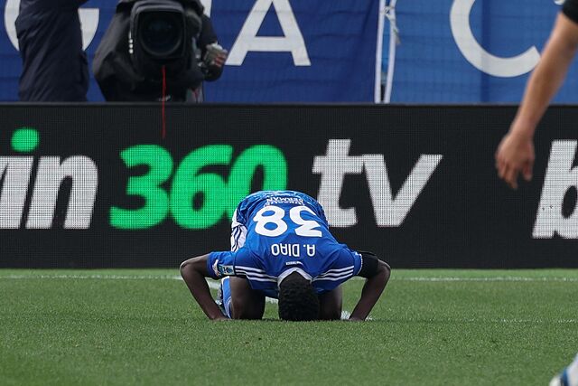 Assane Diao celebra su gol con el Como