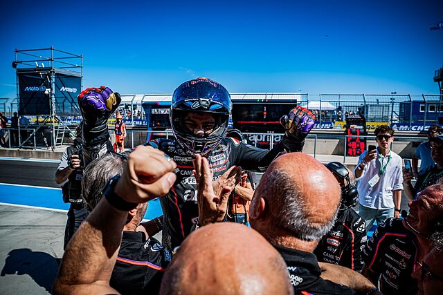 Jorge Mart�n celebra con su equipo el cuarto puesto en Hungr�a.