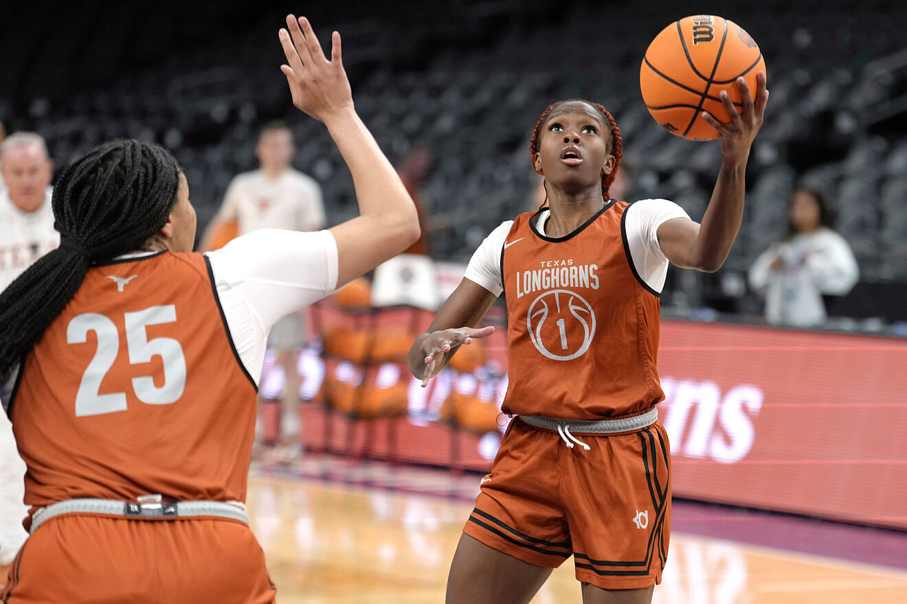 Texas guard Bryanna Preston (1) goes up for a shot against Texas...
