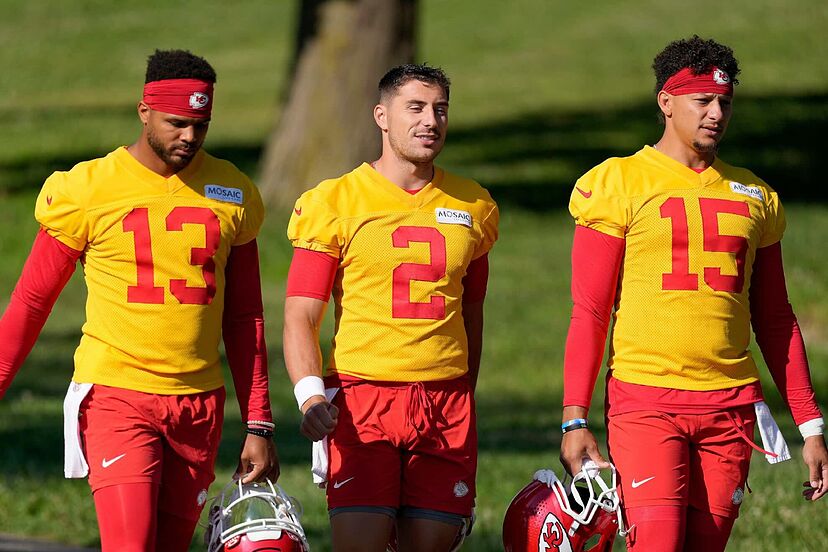 Patrick Mahomes left in stitches at training camp as Kansas City Chiefs QB  takes unexpected fall | Marca