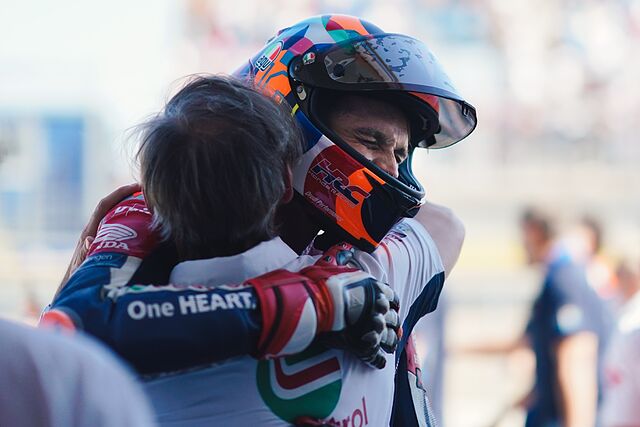 Luca Marini, abrazado en Honda, al acabar la carrera de Hungr�a.