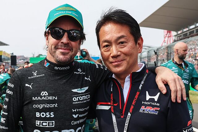 Fernando Alonso y Koji Watanabe, en la parrilla de Suzuka de F1.