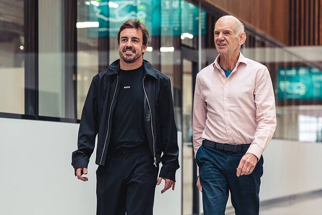 Alonso y Newey, en la f�brica de Silverstone, el pasado mes de abril.