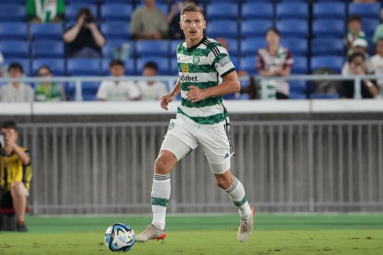 Carl Starfelt conduce la pelota en un partido de Celtic.