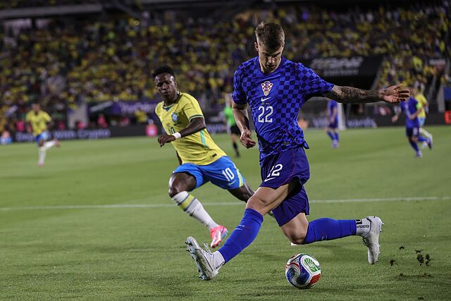 Luka Vuskovic, protegiendo un bal�n ante Vinicius