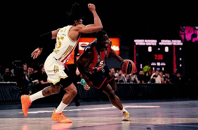 Omoruyi trata de zafarse de la defensa de Moneke.