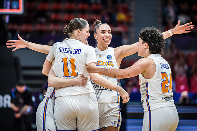 Las jugadoras del Spar Girona celebran su victoria y el pase a semifinales.