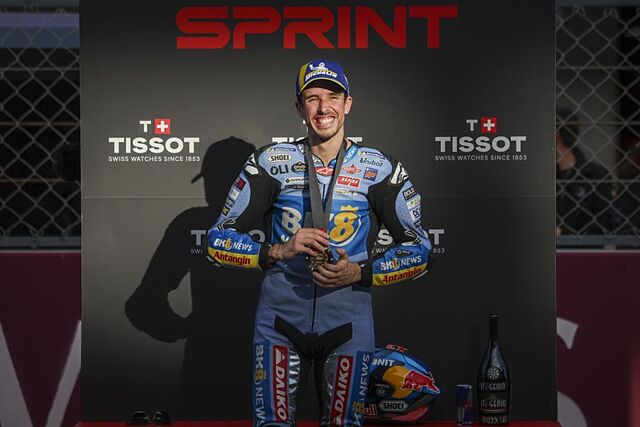 �lex M�rquez, con su medalla de ganador.