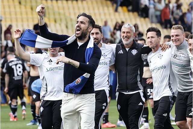 Cesc F�bregas celebra una victoria del Como