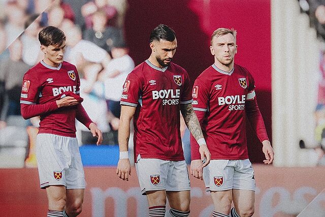 Los jugadores del West Ham se lamentan.