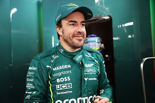 Alonso, sonriente tras ser quinto en parrilla.