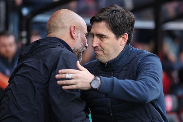 Andoni Iraola saluda da Pep Guardiola.
