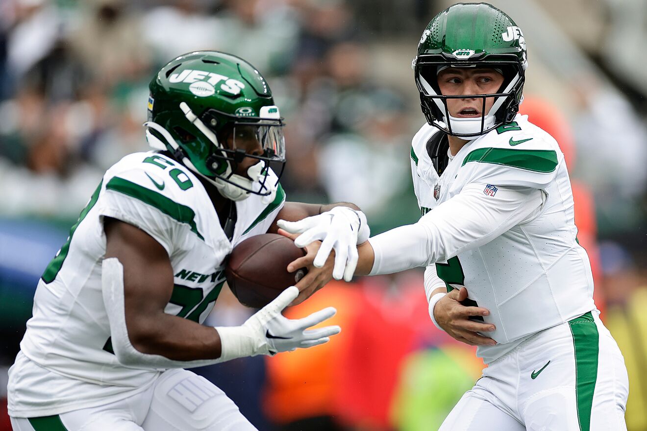 Wilson hands off to Hall during the Jets' loss to New England.