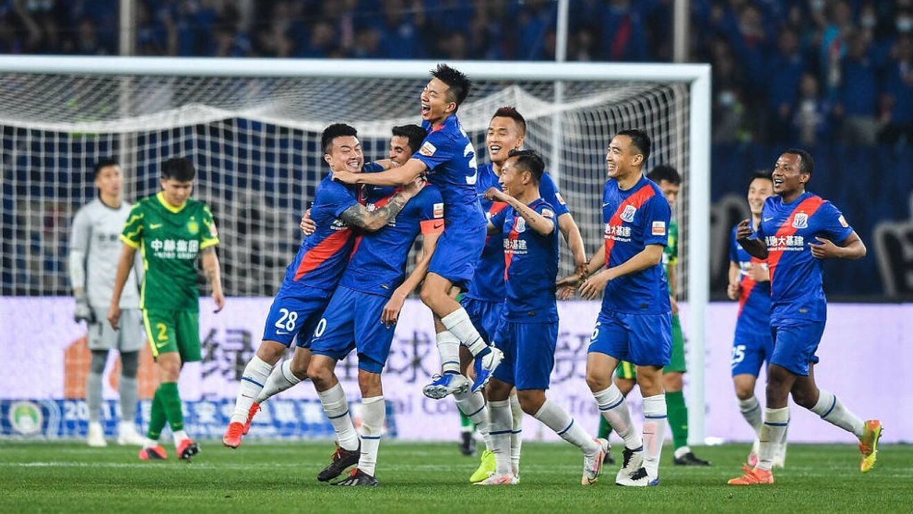 Los futbolistas del Shanghai Shenhua celebra como una pi�a el gol de...