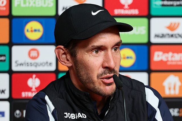 Julian Schuster, t�cnico del Friburgo, en rueda de prensa.