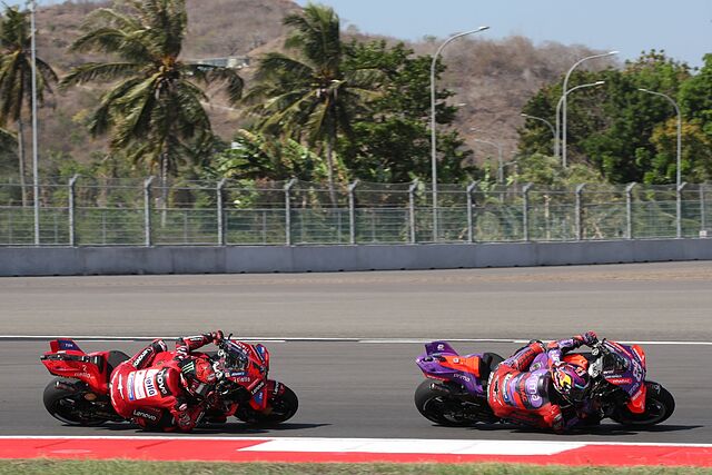 Jorge Mart�n, delante de Bagnaia, al inicio, en Indonesia.