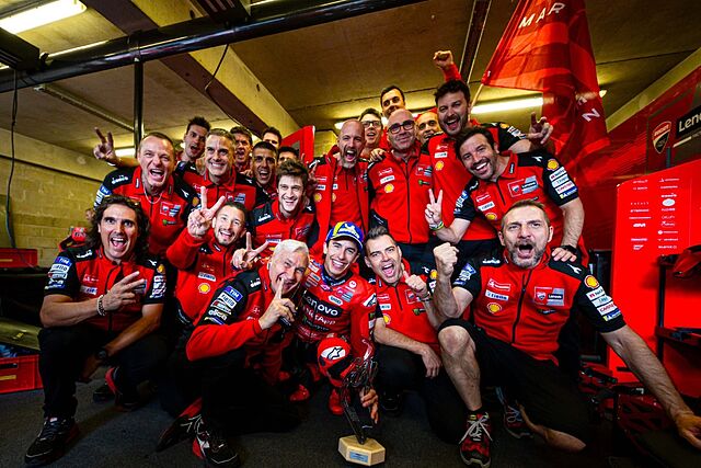 Tardozzi, junto a Marc M�rquez y parte de Ducati, en Le Mans.