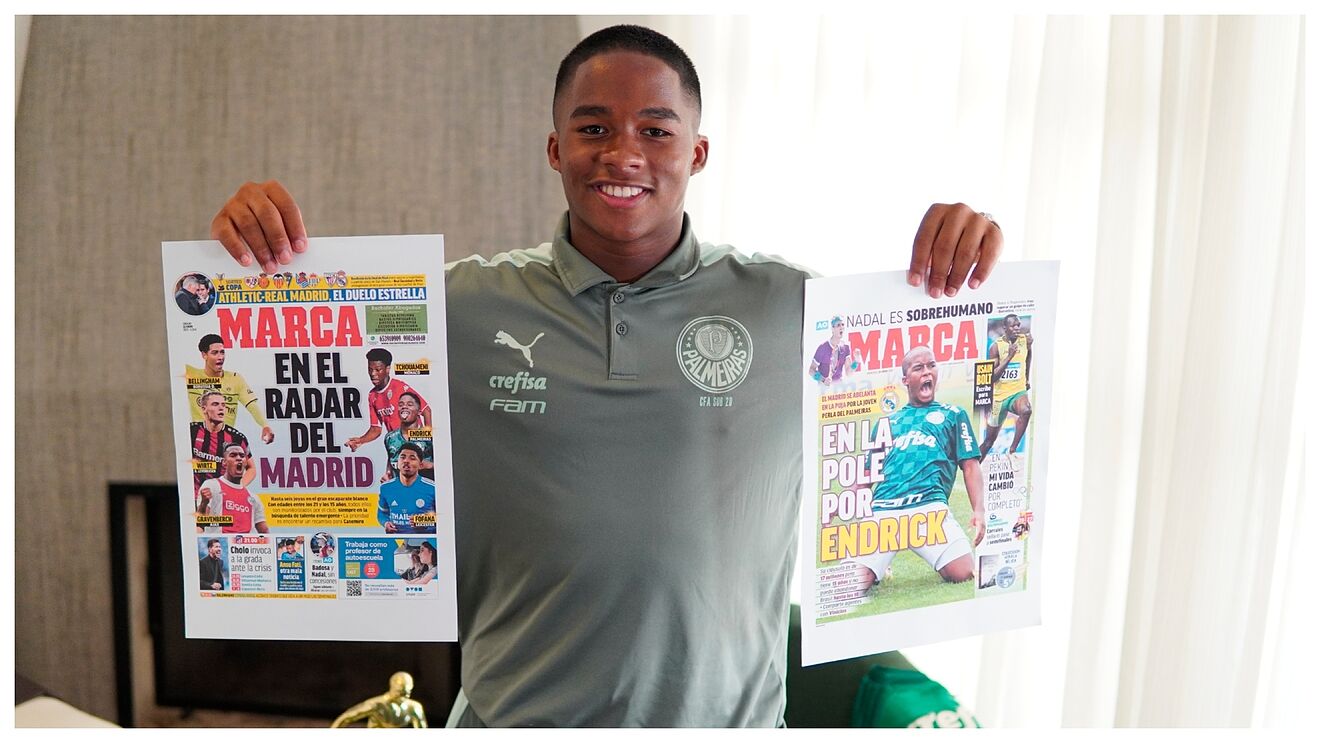 Endrick posa con 'sus' portadas de MARCA durante el reciente reportaje...