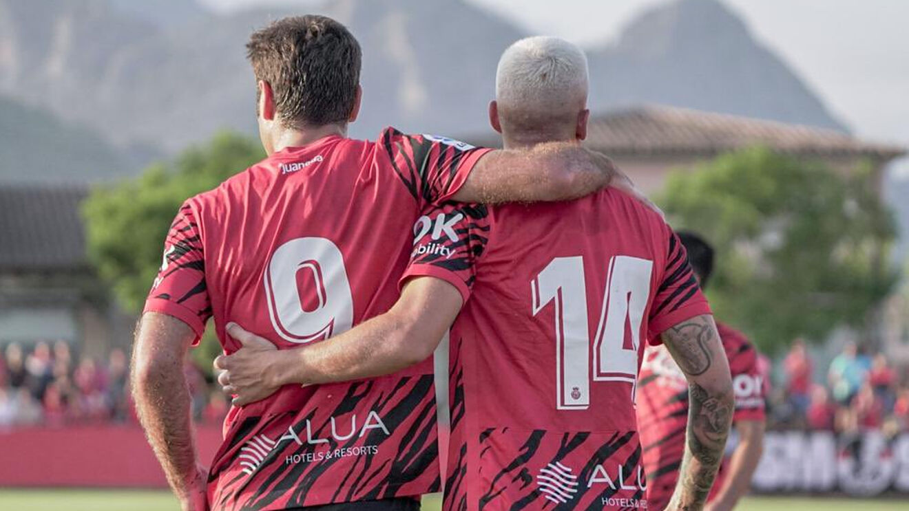 Abd�n y Dani Rodr�guez celebran el gol. FOTO: RCD MALLORCA