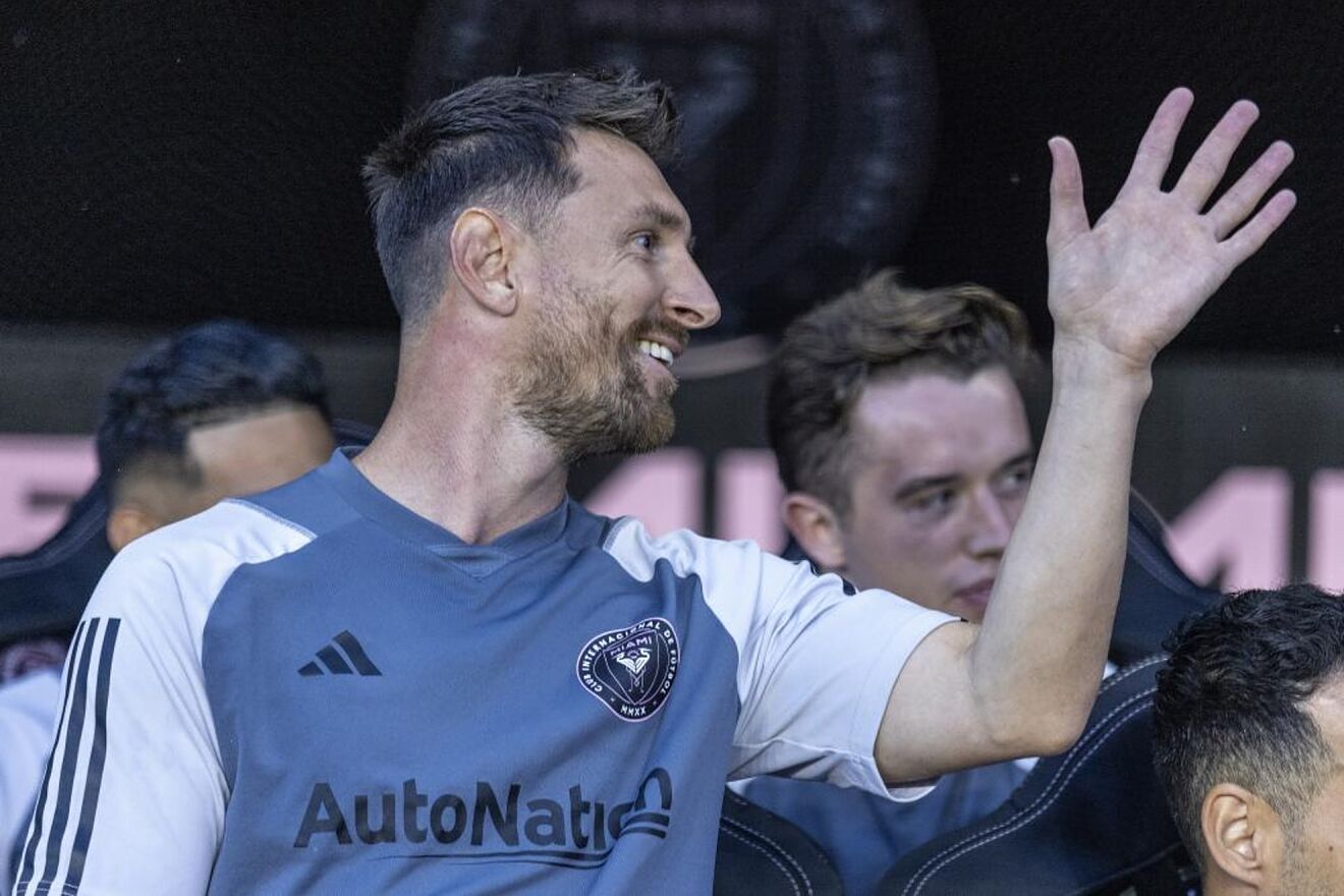 Messi saluda en el partido ante el Inter Miami.